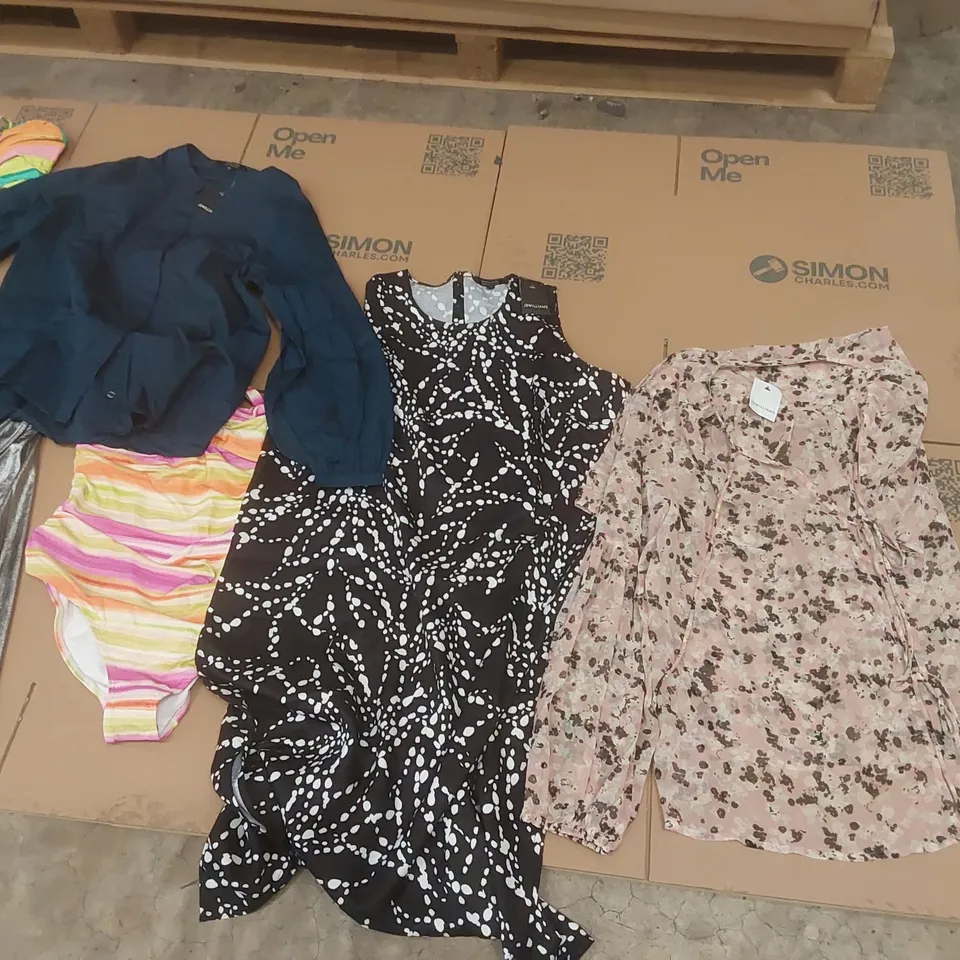 PALLET CONTAINING APPROXIMATELY 650X BRAND NEW ASSORTED DESIGNER CLOTHING ITEMS INCLUDING: JD WILLIAMS BATHING SUIT, TOPS, DRESSES ECT