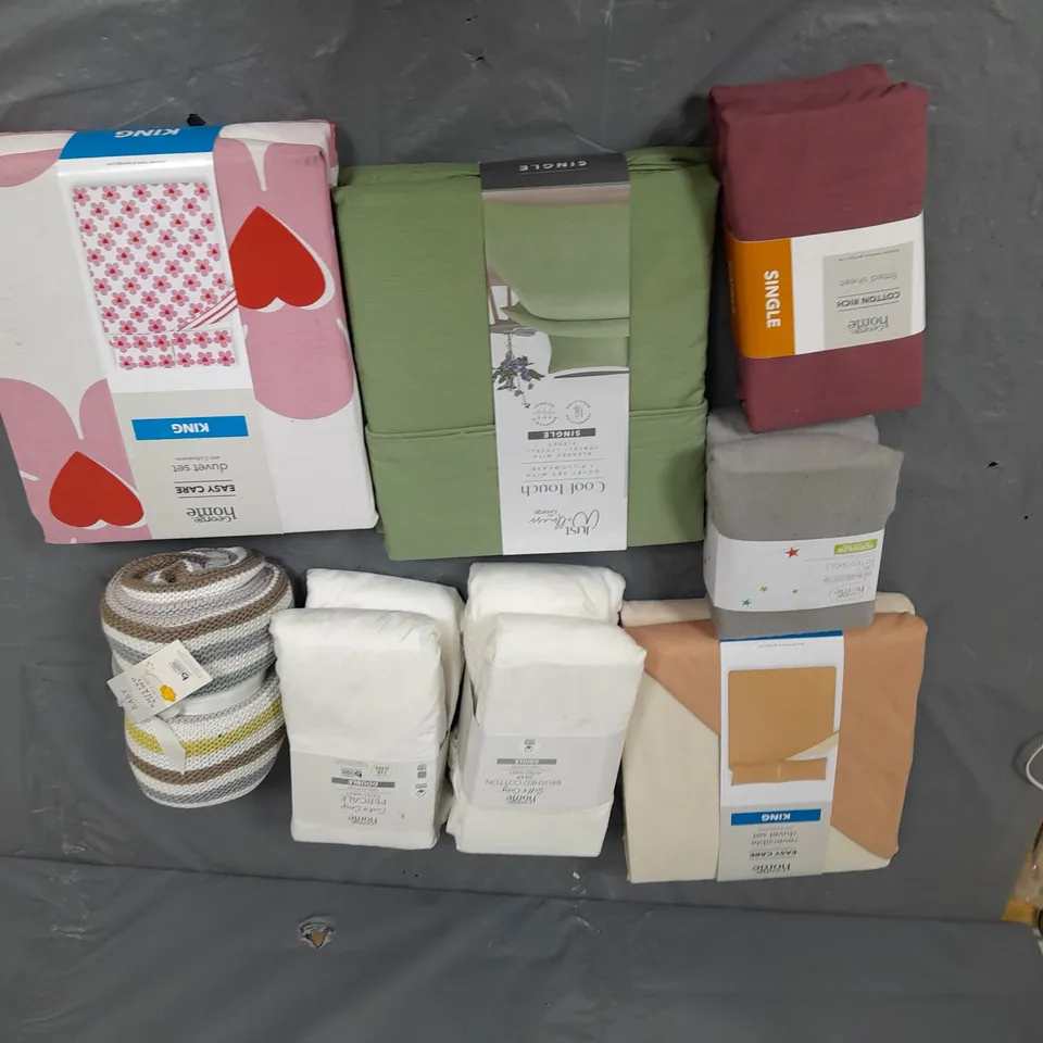 APPROXIMATELY 8 ASSORTED HOUSEHOLD ITEMS TO INCLUDE VARIOUS BEDDING IN VARIOUS SIZES AND STYLES