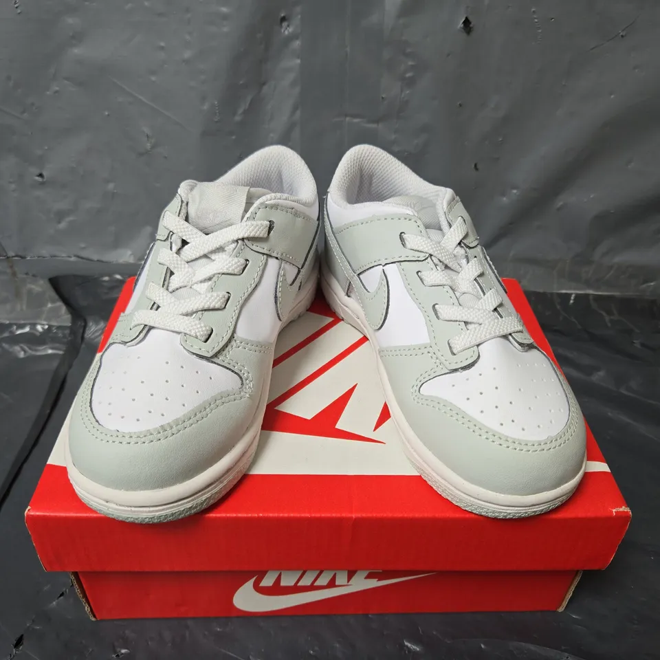 BOXED PAIR OF NIKE KIDS DUNK LOW (TDE) TRAINERS IN GREY/WHITE - UK 9.5