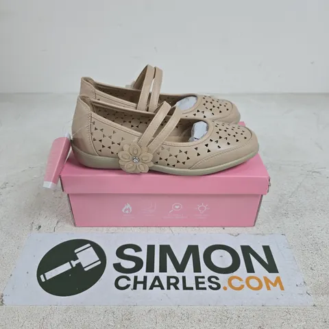 BOXED PAIR OF DR LIGHTFOOT GABRIELLA SHOES IN BEIGE - SIZE 7