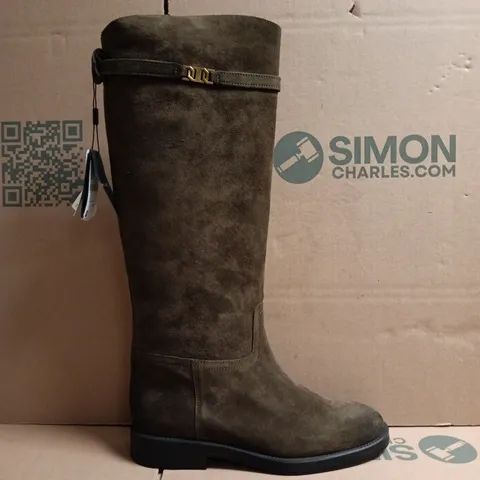 BOXED PAIR OF MASSIMO DUTTI COUNTRY BOOTS IN DARK SAGE SIZE UK 7