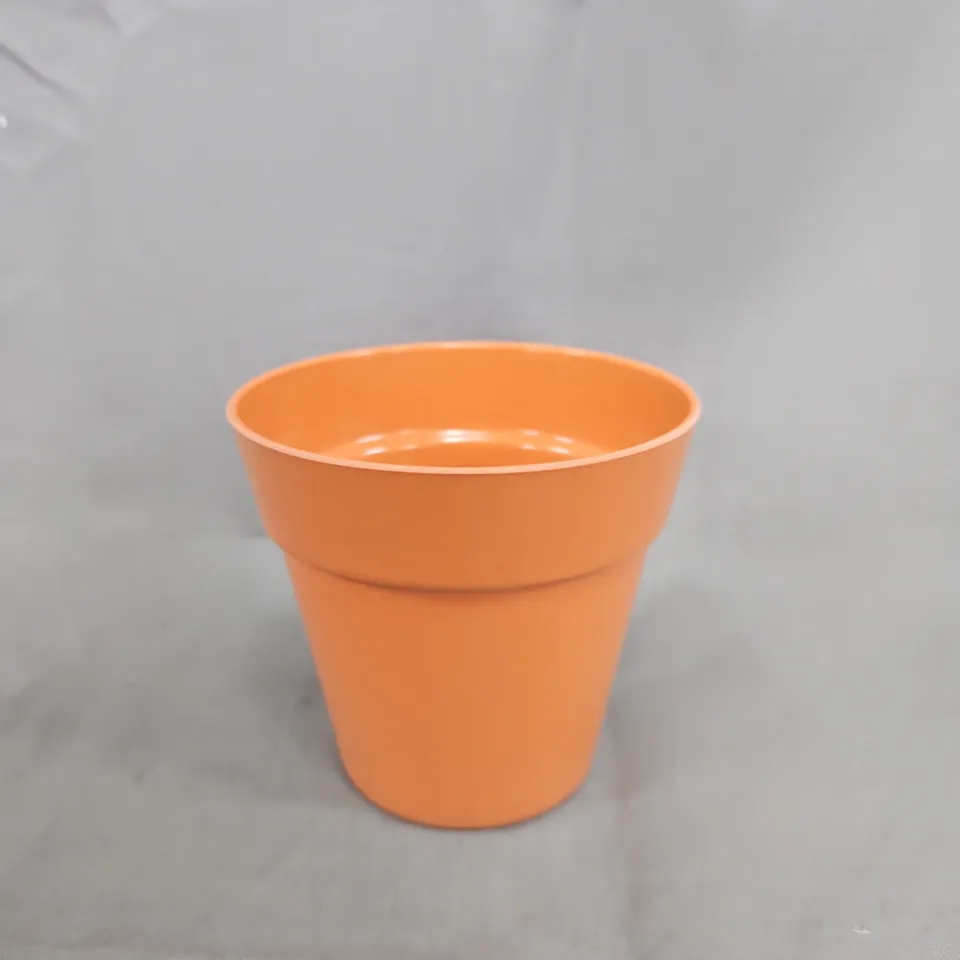 LARGE QUANTITY OF ORANGE PLASTIC PLANT POT 