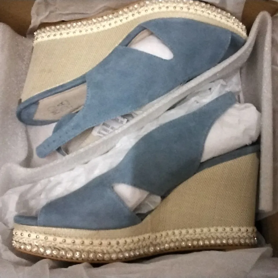 3 SHOE BOXES CONTAINING 2 × MODA IN PELLE PERIAR WEDGE LIGHT BLUE SUEDE SANDAL UK SIZE 8, 1 × EMU AUSTRAILIA CORIANDER CROC SHARKY MINI BOOTS - SIZE 6