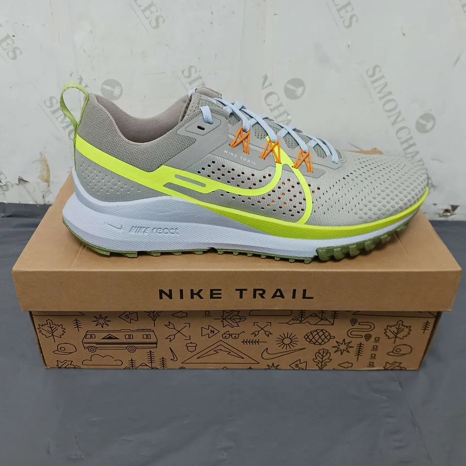 BOXED PAIR OF NIKE REACT PEGASUS TRAIL 4 TRAINERS SIZE 10