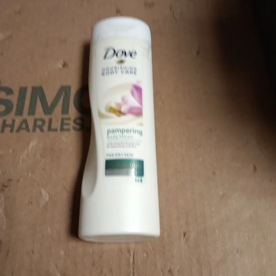 APPROXIMATELY 20 ASSORTED COSMETIC ITEMS INCLUDING HAIR REMOVAL BRUSH , FIXODENT TOOTHPASTE AND DOVE BODY LOTION 