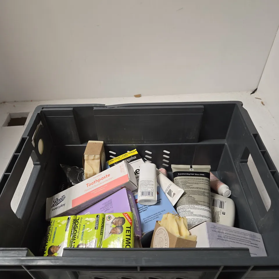 TOTE OF APPROXIMATELY 10 ASSORTED BEAUTY PRODUCTS INCLUDING JOHN FRIEDA SHAMPOO, BOOTS EVERYDAY MINT BREATH SPRAY AND BOOTS EVERYDAY TOOTHPASTE