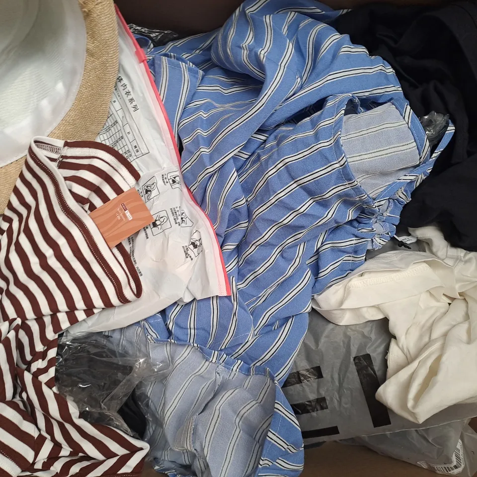 BOX OF APPROXIMATELY 20 ASSORTED CLOTHING AND FASHION ITEMS IN VARIOUS STYLES AND SIZES TO INCLUDE SHEIN, ETC
