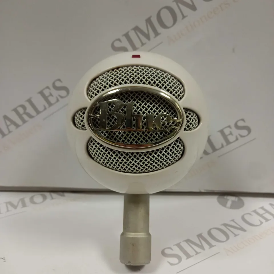 BLUE SNOWBALL MICROPHONE IN WHITE
