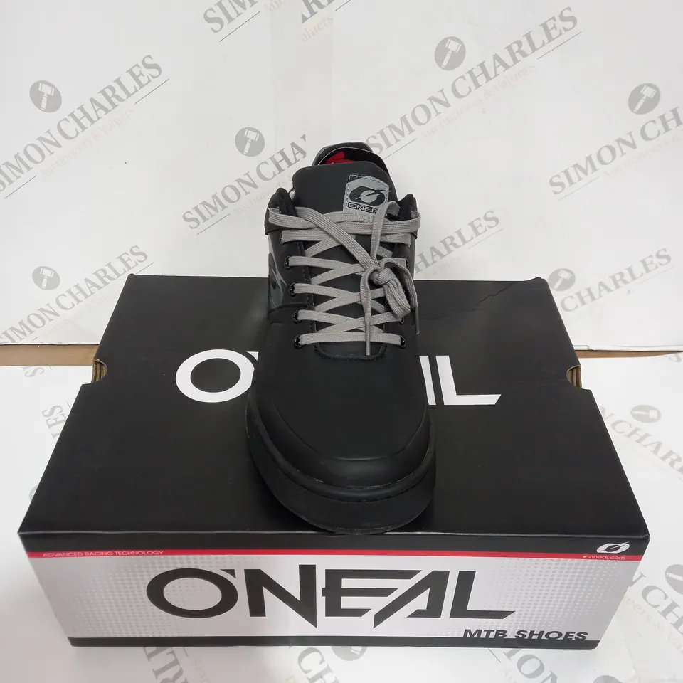 BOXED PAIR OF O'NEAL MOUNTAINBIKE PINNED FLAT PEDAL SHOE - BLACK/GREY, SIZE 10