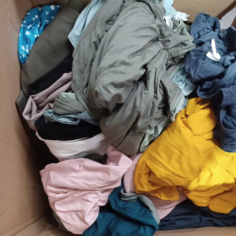 LARGE BOX OF ASSORTED CLOTHING IN DIFFERENT COLOURS AND SIZES