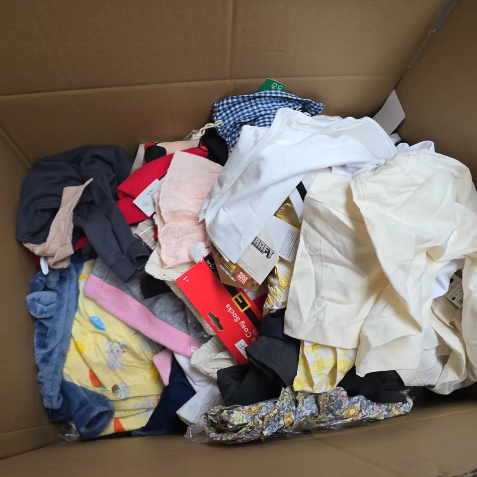 BOX OF APPROXIMATELY 25 ASSORTED KIDS CLOTHING ITEMS TO INCLUDE - TOP , SHORTS , T-SHIRT ETC