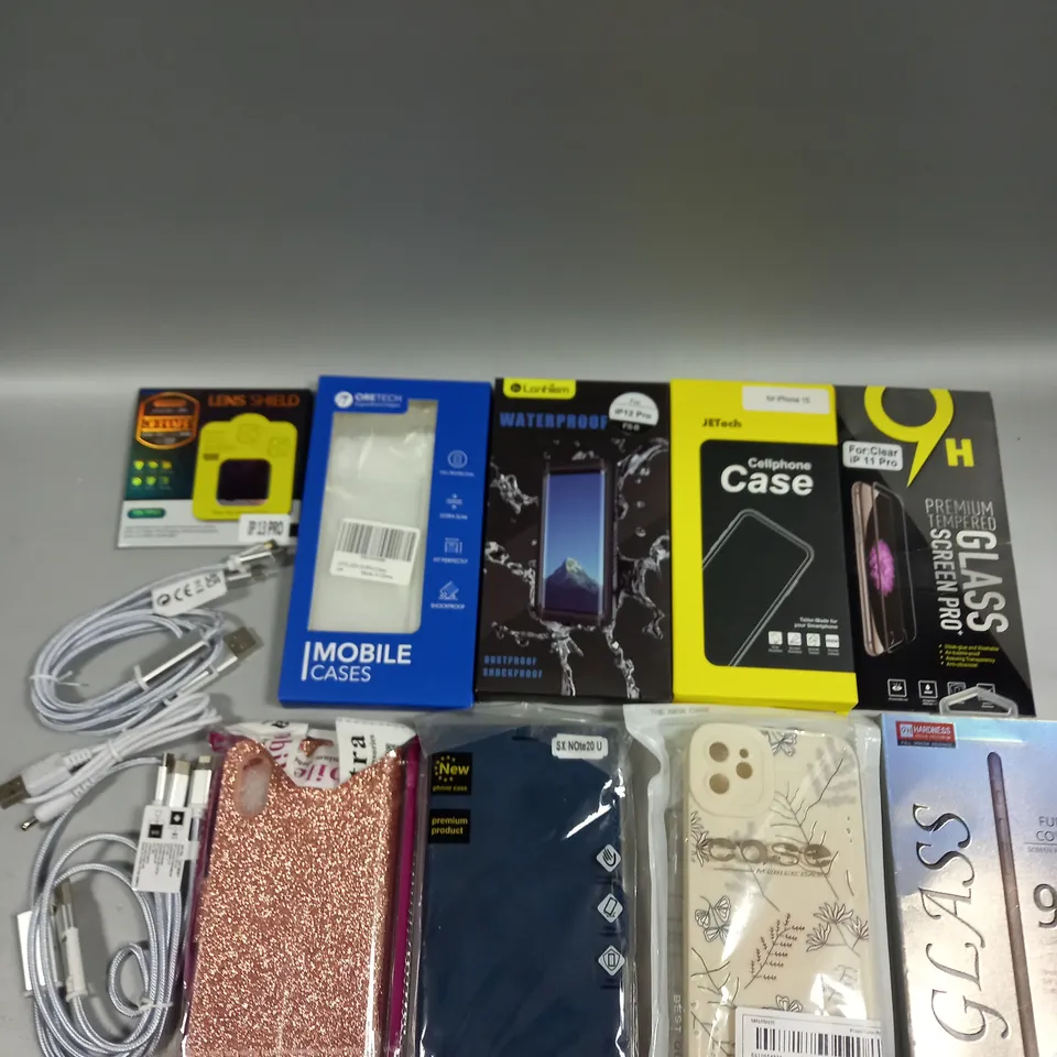 APPROXIMATELY 30 ASSORTED SMARTPHONE/TABLET ACCESSORIES TO INCLUDE PROTECTIVE CASES, CHARGING CABLES, LENS SHIELD ETC