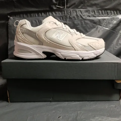BOXED PAIR OF NEW BALANCE 530 TRAINERS IN CREAM SIZE UK 4.5