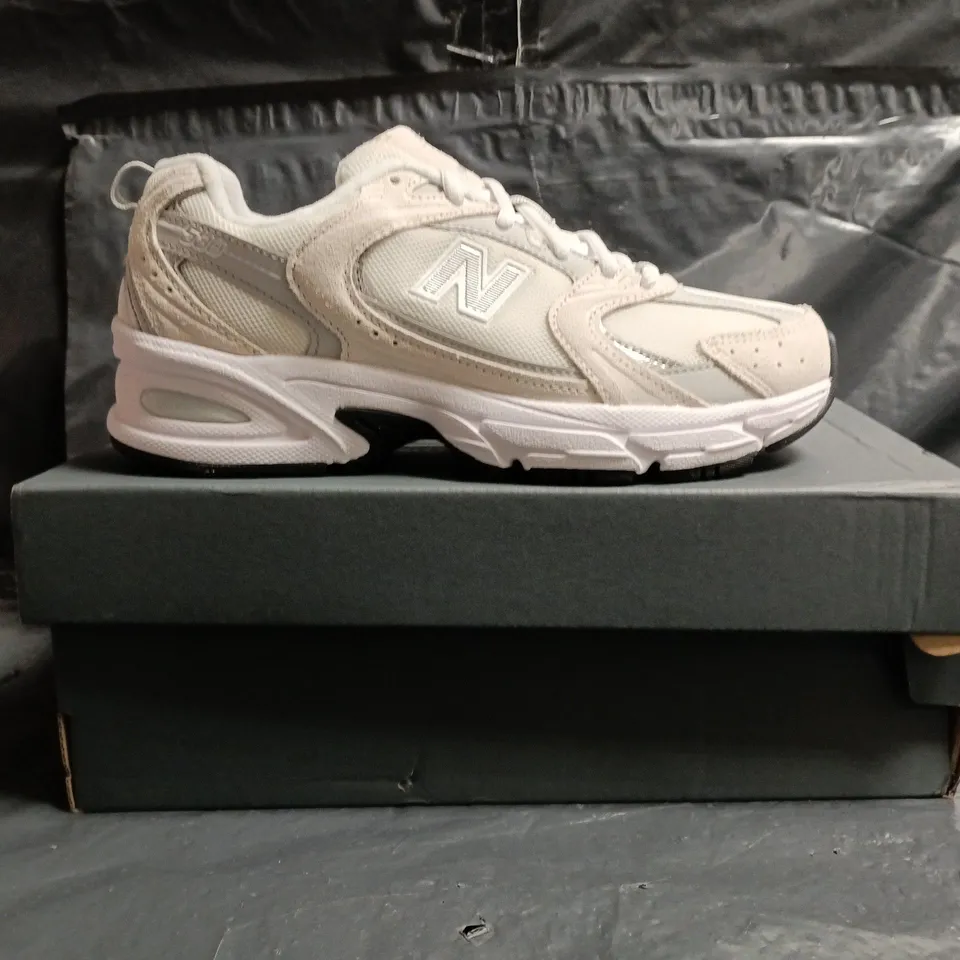 BOXED PAIR OF NEW BALANCE 530 TRAINERS IN CREAM SIZE UK 4.5