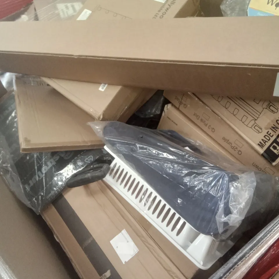 PALLET OF ASSORTED ITEMS INCLUDING FLIGHT KNIGHT SUITCASE, LIVING ROOM FLUFFY RUG, HOLLYWOOD LED MIRROR