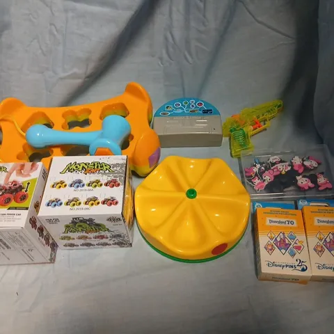 LARGE QUANTITY OF ASSORTED TOYS AND ACCESSORIES TO INCLUDE; DISNEY PINS 25 MYSTERY PIN SET, MONSTER ZAP, WATER GUN AND SHOE CHARMS