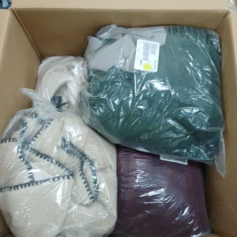 BOX CONTAINING A MIX OF APPROXIMATELY 10 ASSORTED CLOTHING ITEMS
