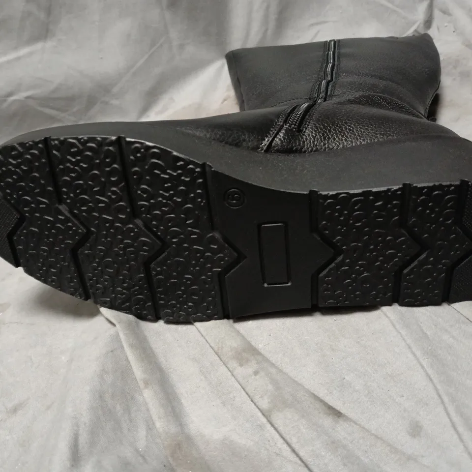 JD WILLIAMS BLACK LEATHER LOOK KNEE-HIGH BOOTS – EX WIDE UK 6