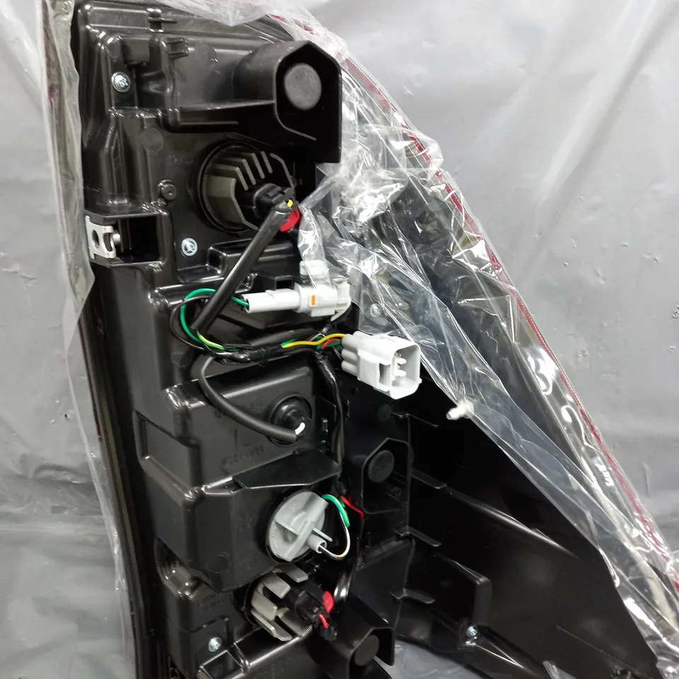 TOYOTA HILUX OTOZUM LEFT SIDE REAR TAIL LIGHT 