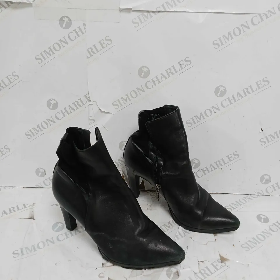 UNBOXED PAIR OF RUTH LANGSFORD PLATFORM LEATHER ANKLE BOOT - BLACK - UK 6