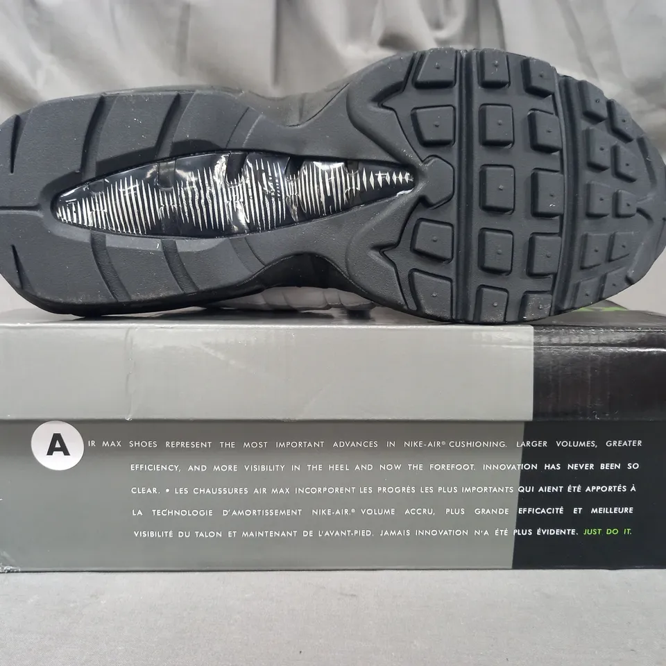 BOXED PAIR OF NIKE AIR MAX SHOES IN BLACK/GREY UK SIZE 8.5