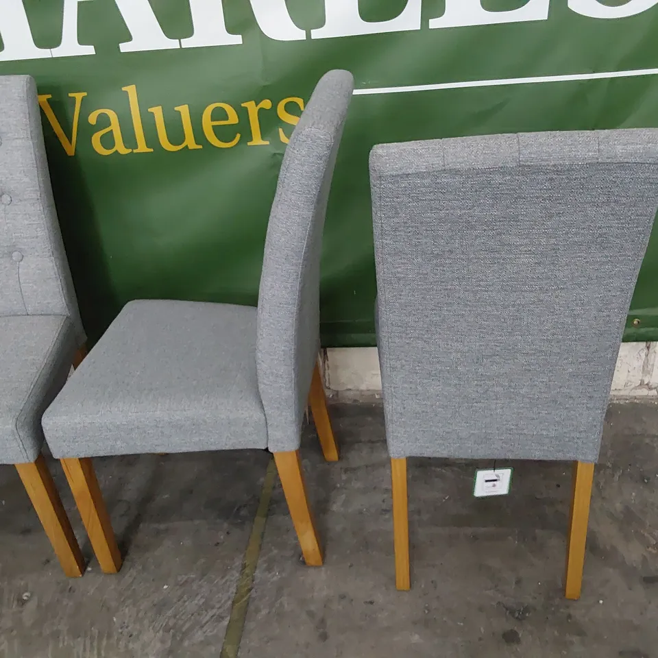 SET OF FOUR DESIGNER UPHOLSTERED BUTTONED BACK DINING CHAIRS GREY FABRIC NATURAL WOOD LEGS 