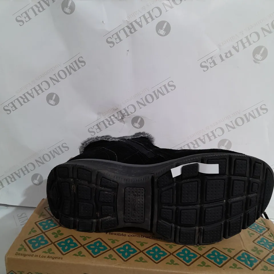 BOXED PAIR OF SKECHERS WINTER ON THE GO FAUX FUR TRIM BOOTS, BLACK - SIZE 5.5
