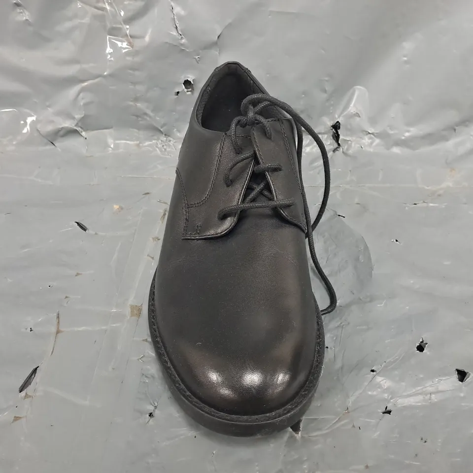 BOXED PAIR OF CLARKS SHOES IN BLACK SIZE UK 6.5