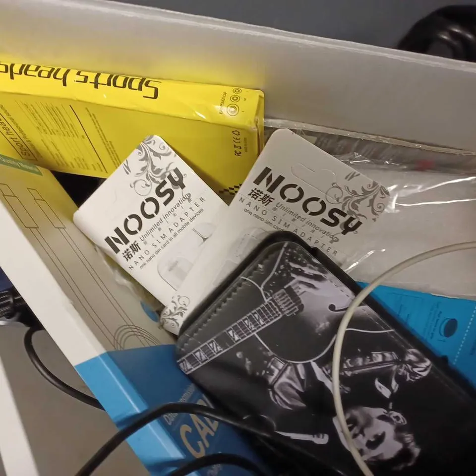 LOT OF APPROX 20 ASSORTED ELECTRICAL ITEMS TO INCLUDE JVC HEADPHONES, IPHONE 13 PRO CASE, APPLE USB CABLES, ETC 