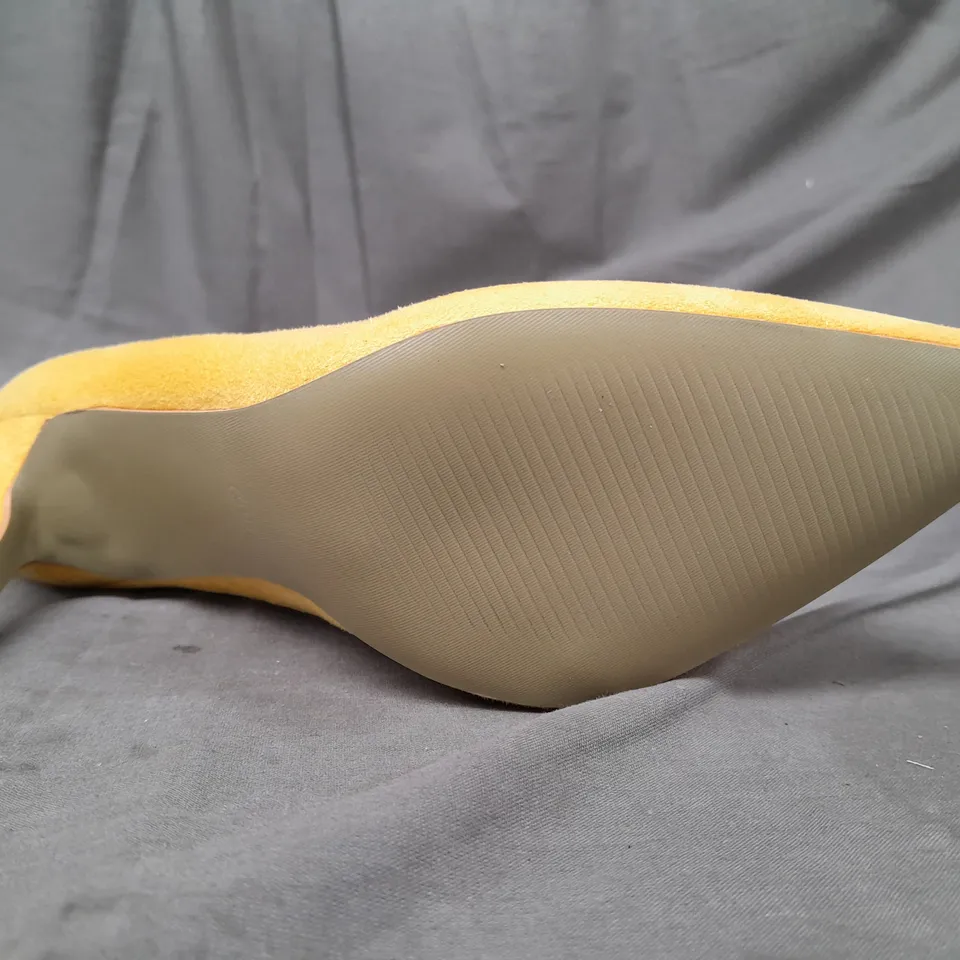 BOXED PAIR OF BIG TREE POINTED TOE HEELS IN YELLOW EU SIZE 39
