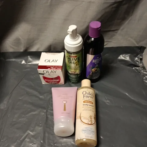 APPROXIMATELY 20 ASSORTED COSMETIC ITEMS INCLUDING AUSSIE SOS SHAMPOO, CHILDS FARM BODY WASH, OLAY REGENERIST, AVON AURORA BODY LOTION ETC