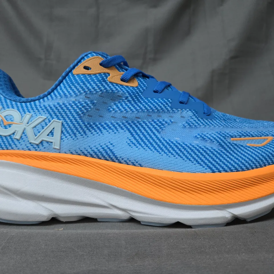 PAIR OF HOKA CLIFTON 9 SHOES IN BLUE/ORANGE UK SIZE 9