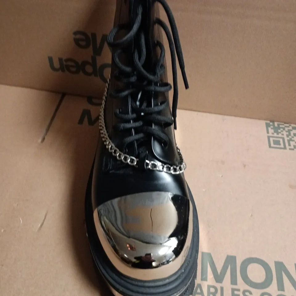 UNBOXED KOI METAL TOES CHAIN DETAIL BOOTS IN BLACK - UK 9