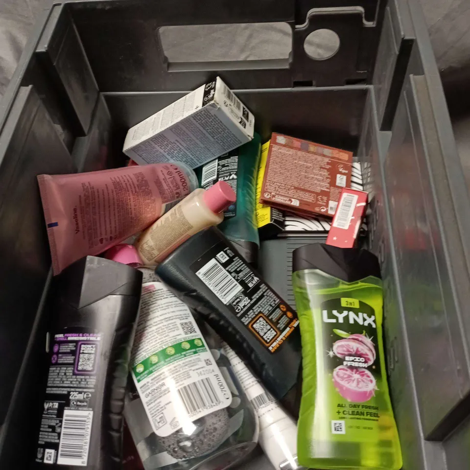 APPROXIMATELY 15 ASSORTED COSMETIC ITEMS TO INCLUDE LYNX, GARNIER, SOAP AND GLORY, DR ORGANIC ETC