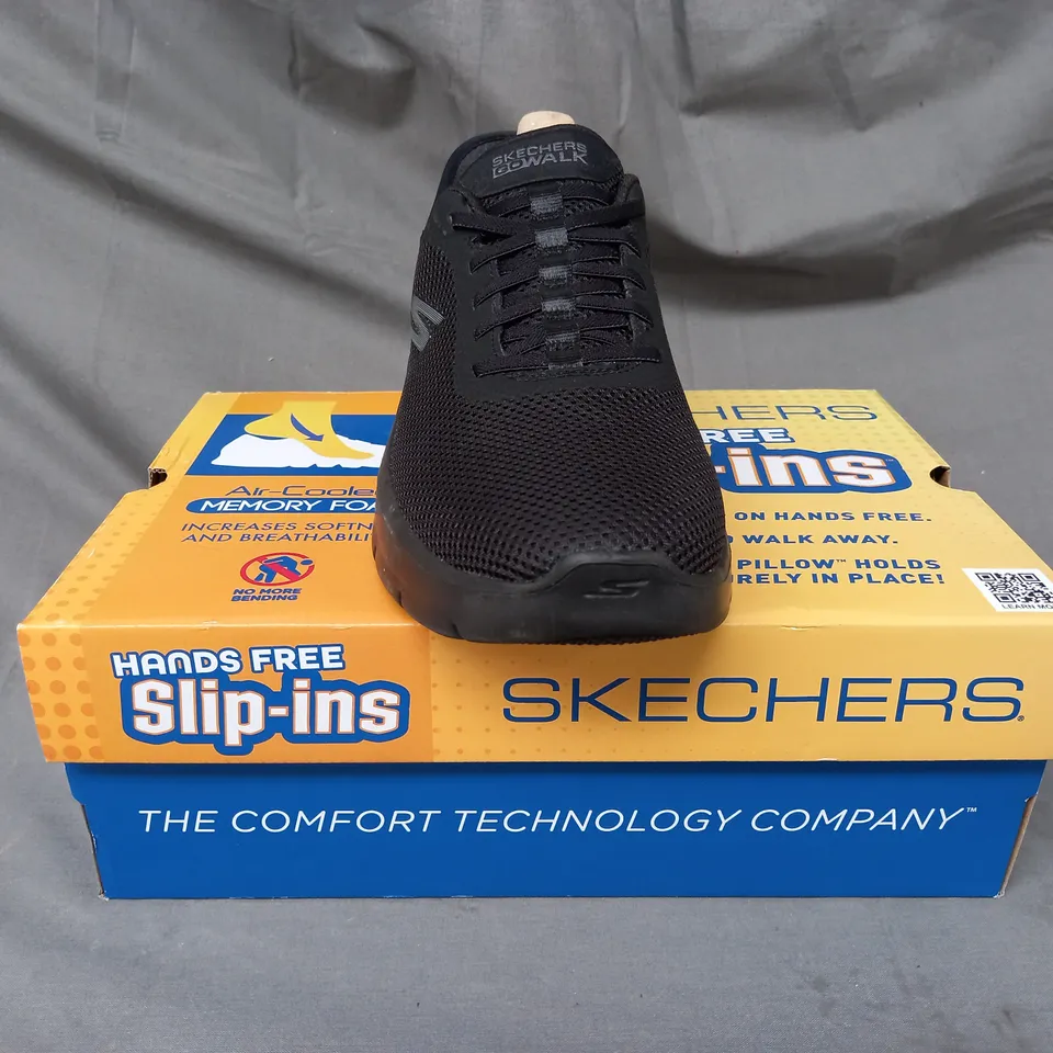 BOXED PAIR OF SKECHERS GO WALK TRAINERS IN BLACK SIZE 8