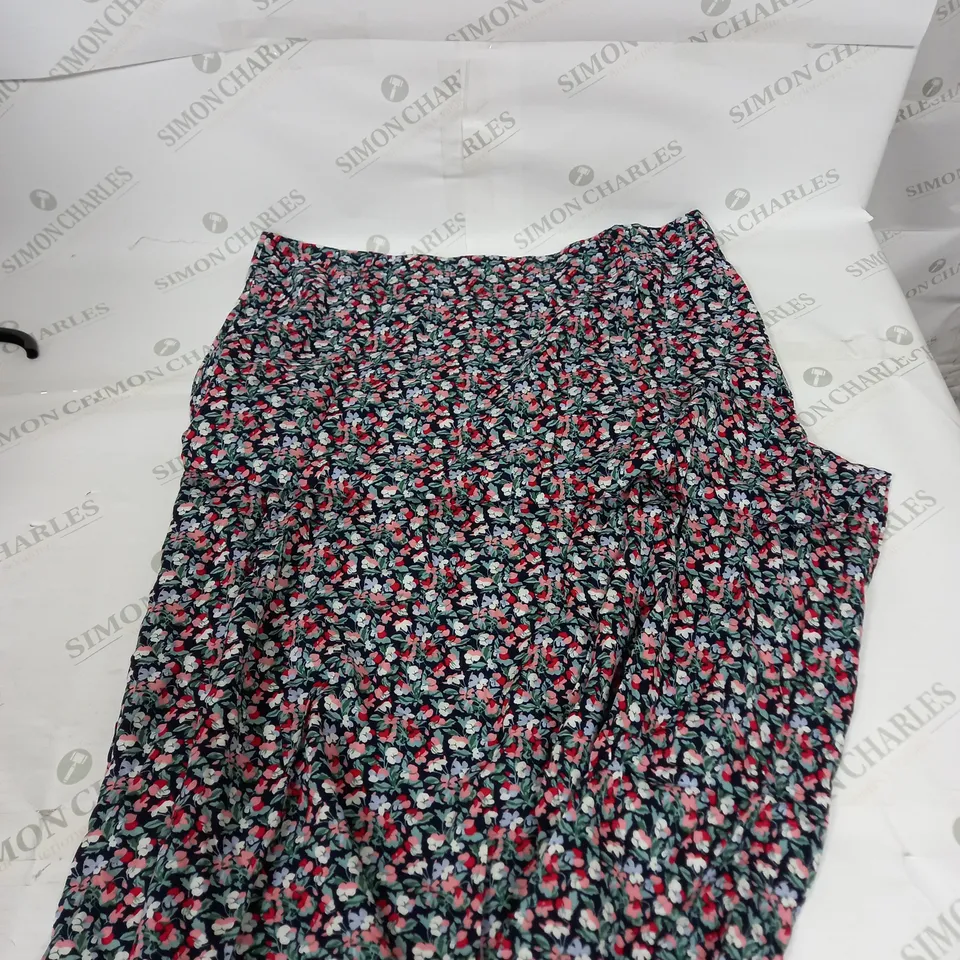 IZABEL LONDON FLORAL PATTERN SKIRT SIZE 18