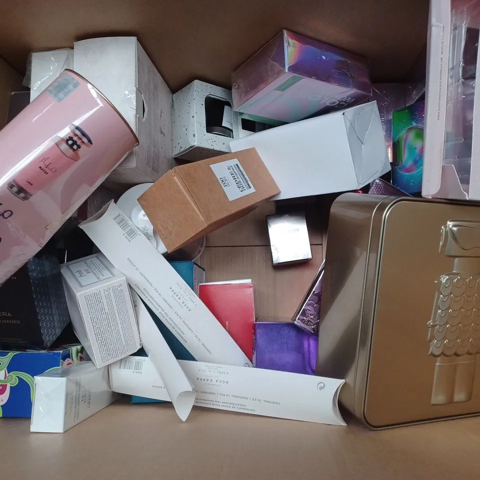 BOX OF APPROXIMATELY 20 ASSORTED HEALTH & BEAUTY ITEMS TO INCLUDE - LANCOME UV EXPERT AQUA GEL , REVLON MAGNET BLONDES , FESTIVE FANTASY BRITNEY SPEARS ETC