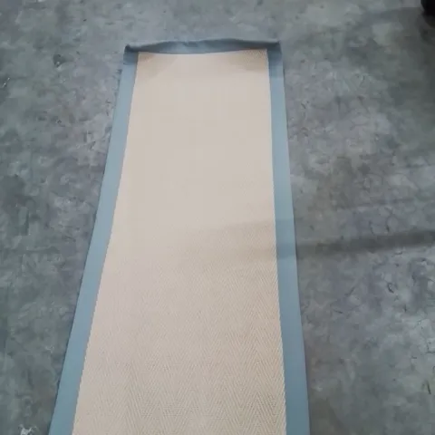 QUALITY DESIGNER AREA RUG - APPROXIMATELY 160X60CM