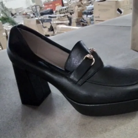 PAIR OF BLACK LEATHER WOMENS HIGH HEEL SHOES