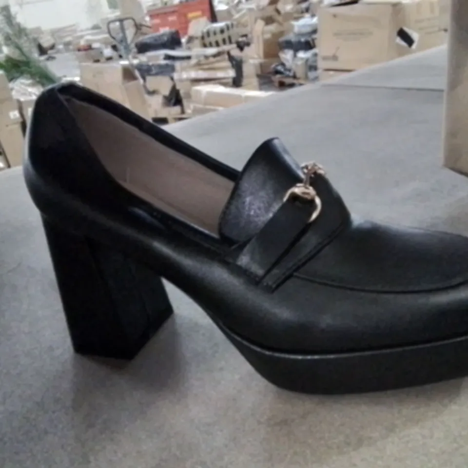 PAIR OF BLACK LEATHER WOMENS HIGH HEEL SHOES