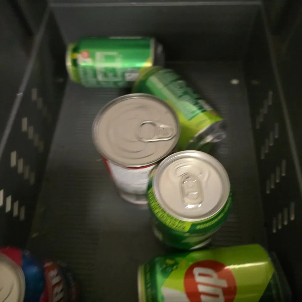 TOTE OF APPROXIMATELY 12 ASSORTED DRINKS ITEMS TO INCLUDE - 7UP , BARR BUBBLEGUM ETC