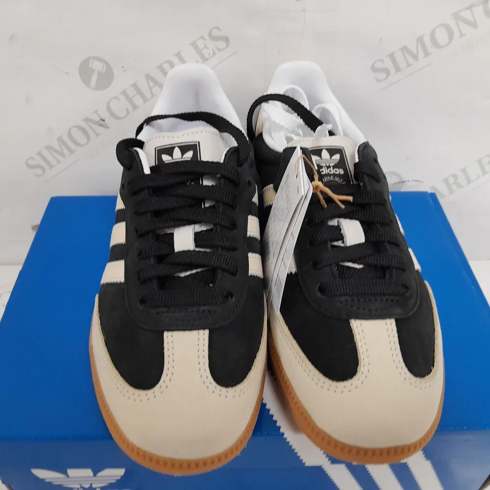 BOXED PAIR OF ADIDAS WOMENS SAMBA OG SHOES IN BLACK/WHITE - UK 4.5