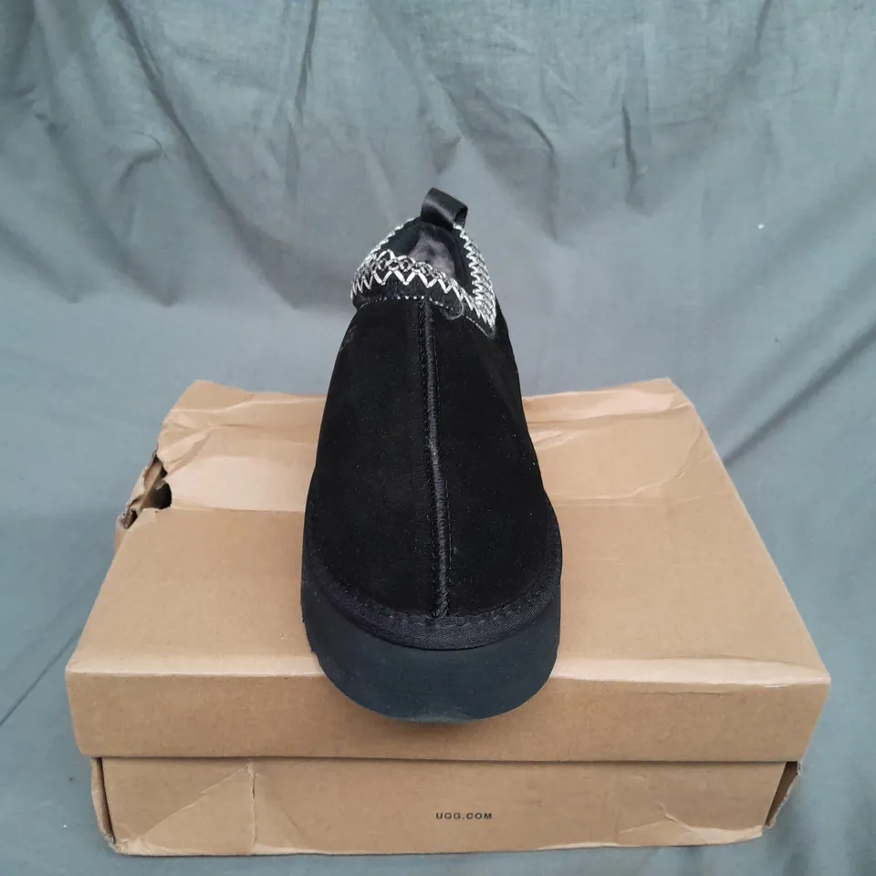 BOXED PAIR OF UGG SHOES IN BLACK SIZE UK 6 