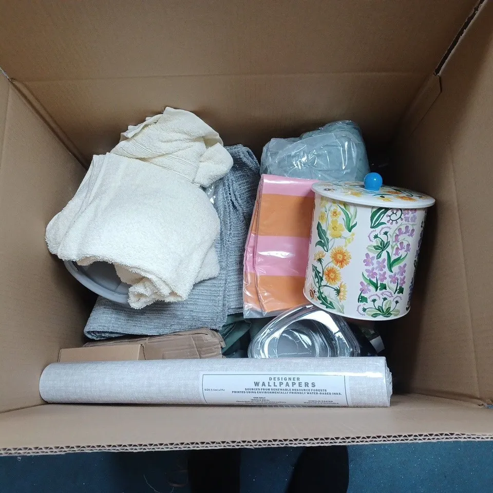 APPROXIMATELY 20 ASSORTED HOUSEHOLD ITEMS TO INCLUDE OIL BURNER, TOWELS AND WALLPAPER