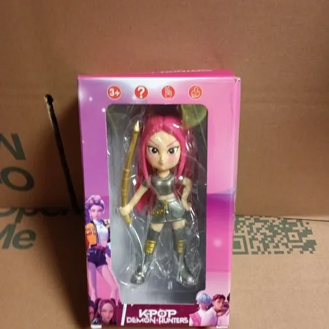K-POP DEMON HUNTERS ACTION FIGURE – PINK-HAIRED ARMOURED WARRIOR (BOXED)