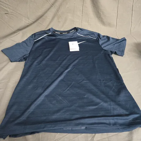 NIKE RUNNING TEE IN DARK TEAL SIZE M