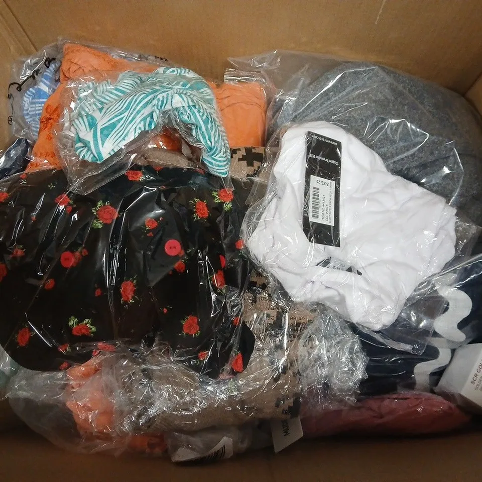 APPROXIMATELY 30 ASSORTED CLOTHING ITEMS IN VARIOUS COLOURS, SIZES, AND STYLES