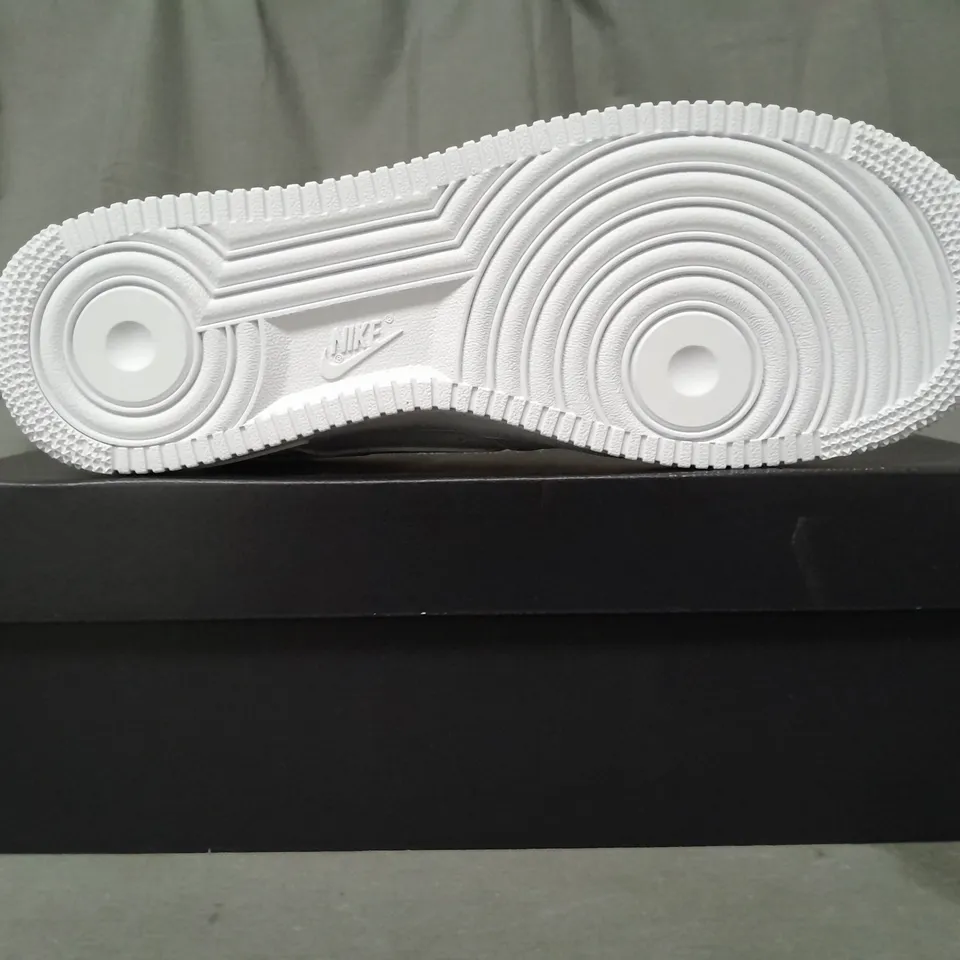 BOXED PAIR OF NIKE AIR FORCE 1 '07 FRESH SHOES IN WHITE UK SIZE 9.5