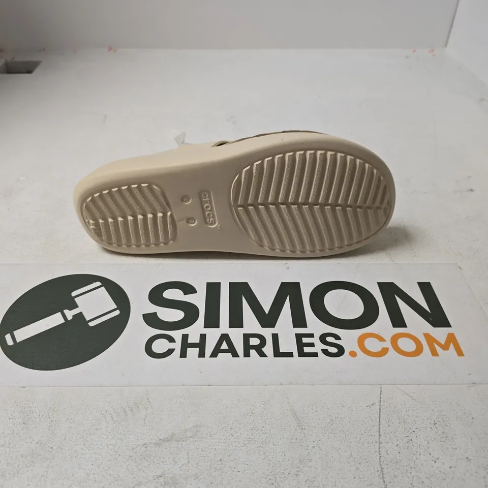UNBOXED PAIR OF CROCS GETAWAY PLATFORM TIE LOOP IN CREAM - W9