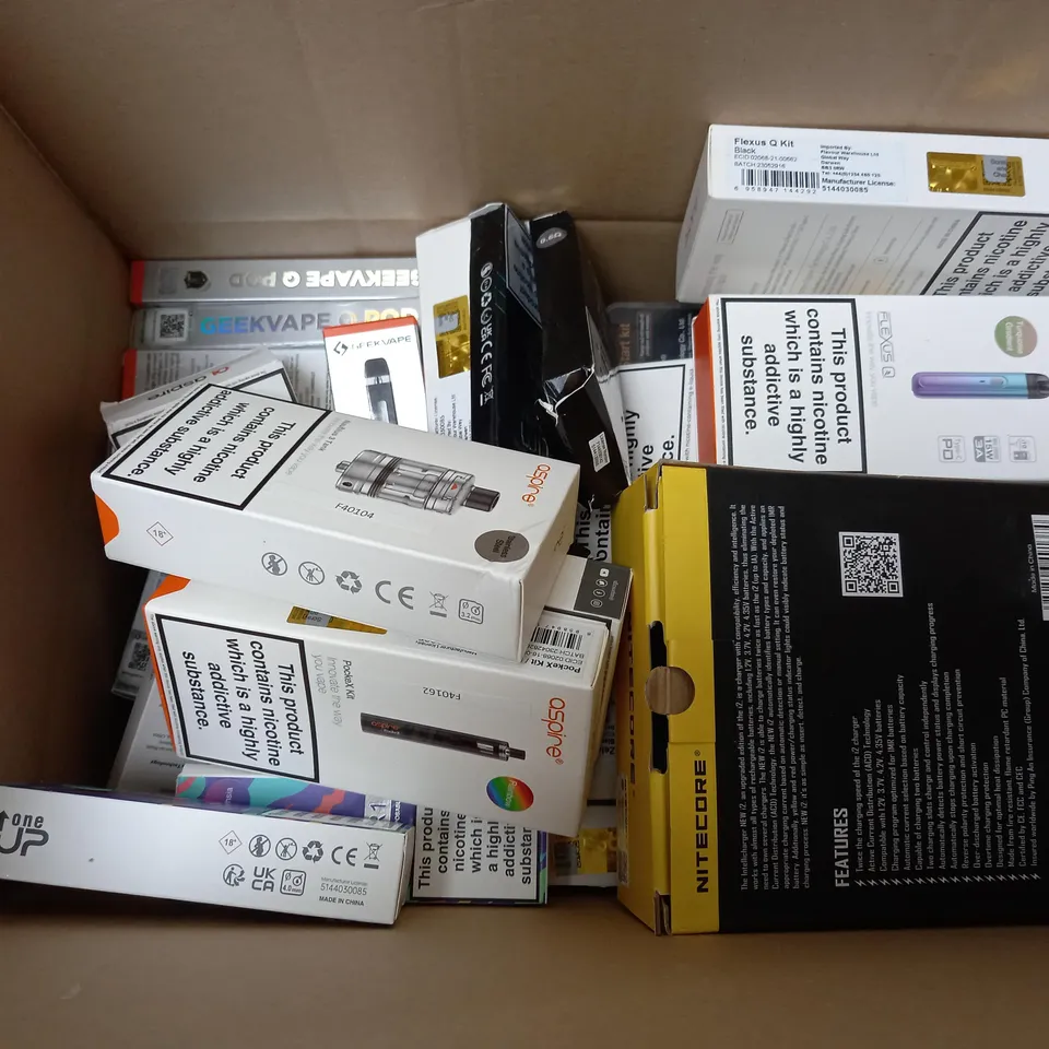 APPROXIMATELY 20 VAPES & E-CIGARETTES TO INCLUDE NITECORE INTELLICHARGER, ASPIRE ZELOS NANO KIT, VAPORESSO XROS3, ETC